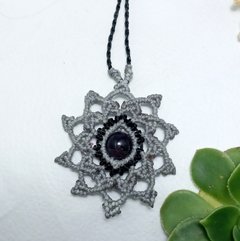 Mandalas de macrame y piedras en internet