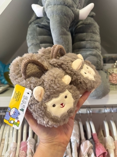 Pantufla Ovejita Gris Importada (Con Sujeta Talón) - Olivias Baby