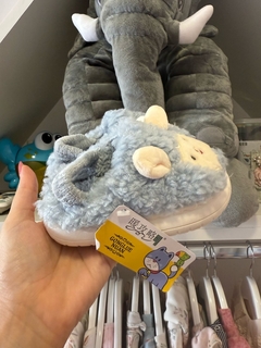 Pantufla Ovejita Celeste Importada (Con Sujeta Talón) - Olivias Baby