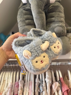 Pantufla Ovejita Celeste Importada (Con Sujeta Talón) en internet