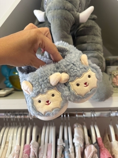 Pantufla Ovejita Celeste Importada (Con Sujeta Talón) - comprar online