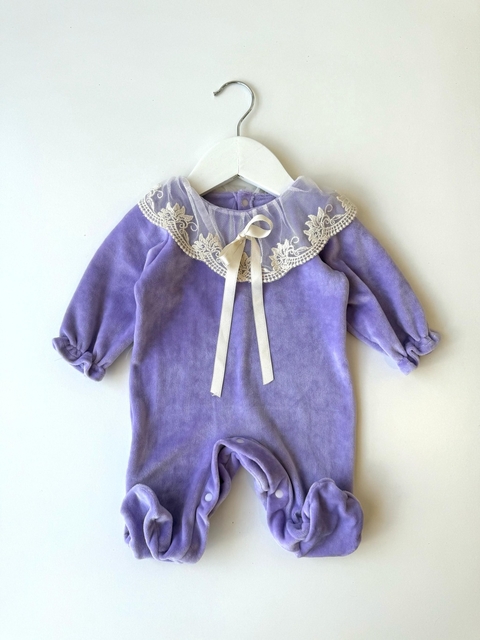 Enterito Romántico Plush Lila - Cuello Broderie (Talle RN y 6 meses)