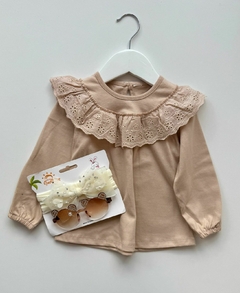 Remera Romántica Beige (Cuello Broderie) - comprar online