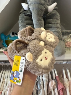 Pantufla Ovejita Gris Importada (Con Sujeta Talón) en internet