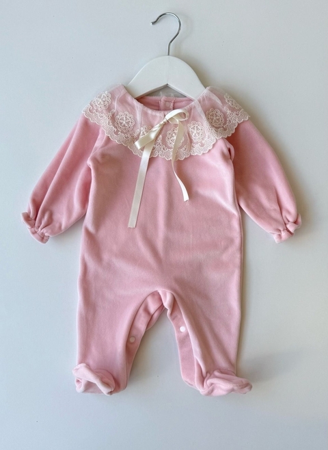 Enterito Romántico Plush Rosa Bebé - Cuello Broderie (Talle 3 y 6 meses)