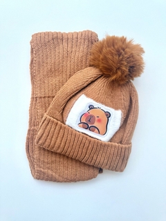 Gorro PomPom + Bufanda Capibara Importado (Edad: 2 a 5 años) - comprar online