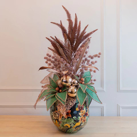 Arranjo Natalino com Folhagens Douradas e Poinsettias Verdes no Vaso Lammie – 90cm