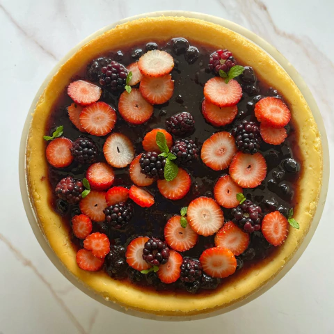 TORTA CHEESECAKE CON FRUTOS ROJOS