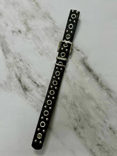 Cinto negro con arandelas y tachas