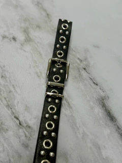 Cinto negro con arandelas y tachas - comprar online