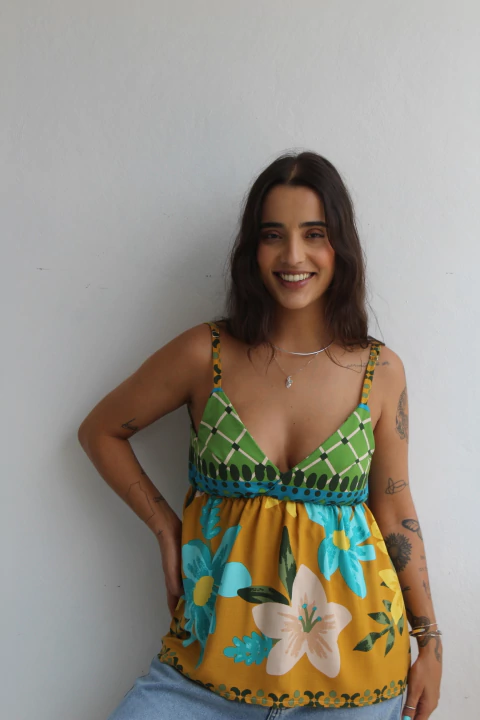 BLUSA COM ALÇAS E DECOTE EM V ESSÊNCIA VIVA