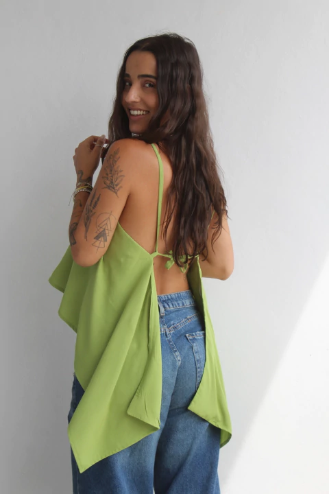 BLUSA VERDE FLUIDA COM COSTA ABERTA