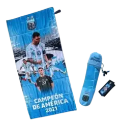 Toallón de secado rápido AFA Argentina con imágenes de futbolistas y el logo de la AFA, con un estuche de transporte.