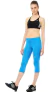 Mujer usando calzas adidas Techfit 3/4 de color azul, con top deportivo negro y zapatillas negras.