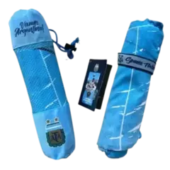 Toallón de secado rápido de la AFA Argentina, de color celeste, con el logo de la AFA y un diseño deportivo.