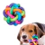 Pelota trenzada de colores con cascabel, ideal para perros y gatos, con un perro beagle jugando con ella.