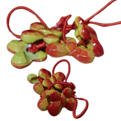Gomitas para pelo con apliques de mariposas en colores rojo y verde, un accesorio divertido para mujeres y niñas.
