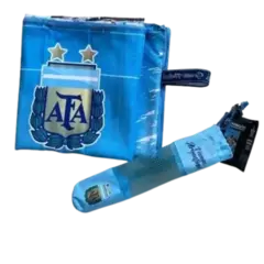 Toallón de secado rápido AFA Argentina, color azul, con logo de la AFA y una bolsa de transporte.