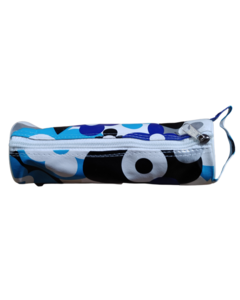 Cartuchera tubular estampada con flores en varios colores y cierre azul.