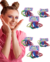 Gomitas de pelo multicolores para mujeres y niñas, presentadas en un pack de 12 unidades. Modelo sonriente mostrando las gomitas.