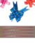 Moño mágico para regalos en colores rosa, azul y rojo, con ribete dorado, sobre fondo marrón.
