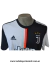 Camiseta titular de fútbol adidas de la Juventus, con diseño en blanco y negro, y detalles en naranja.