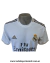 Camiseta oficial del Real Madrid utilizada por los jugadores, en color blanco con detalles dorados y logotipos de adidas y el club.