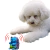 Perro blanco jugando con un juguete de goma en forma de erizo azul que emite sonido.