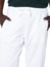 Pantalón blanco 7/8 de hombre de adidas, con ajuste cómodo y bolsillos laterales.