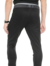 Pantalón largo de entrenamiento para hombre, visto desde atrás, color negro.