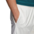 Pantalón blanco de adidas Eqt Urbanos para hombre, con mano en el bolsillo.