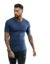 Hombre con remera de entrenamiento Nike de color azul petróleo y pantalones deportivos, luciendo un estilo atlético.