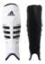 Canilleras adidas de hockey en color blanco y negro, diseñadas anatómicamente para protección profesional.