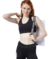 Mujer con bolso Reebok Imagiro Meet You There, vistiendo ropa de entrenamiento negra.