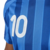 Camiseta de entrenamiento adidas en color azul con el número 10 en la parte posterior.
