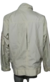 Campera Nike Streetwear para hombre en color claro, vista trasera que muestra un diseño urbano con un corte en la parte posterior.