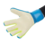 Guantes de arquero Nike en color azul con detalles en verde y una palma texturizada para mejor agarre.