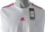Remera de fútbol blanca de adidas con detalles en rosa, modelo Predator David Beckham, en un maniquí.