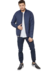 Hombre usando una campera Nike Sportswear Aeroloft Bomber color navy, con pantalones oscuros y zapatillas deportivas.