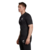 Camiseta de rugby negra de los All Blacks, modelo Pro Titular, vista lateral de un hombre usando la camiseta.