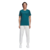 Pantalón blanco de hombre de adidas EQT Urbanos, combinado con una camiseta verde