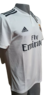 Camiseta de fútbol profesional de Adidas del Real Madrid, color blanco, con logo de la marca y del equipo.