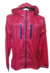 Campera rompeviento adidas de color rojo con detalles en azul, ideal para actividades al aire libre.