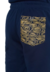 Pantalón jogger azul con detalle de bolsillo estampado en dorado.