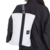 Bolso de mujer Reebok Imagiro, color blanco, con cierre, usado sobre el hombro de una modelo.