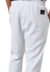 Pantalón blanco 7/8 de hombre de adidas, vista trasera con etiqueta visible.