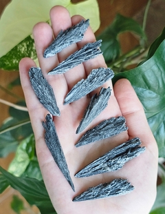 Cianita negra en bruto