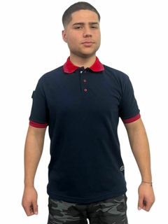 CHOMBA DE PIQUE AZUL CON VIVO ROJO - comprar online
