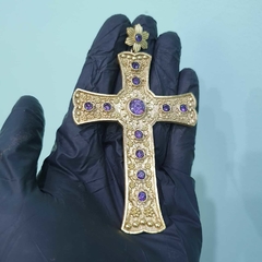 CRUZ PEITORAL COM ARABESCOS CRAVEJADA COM 12 AMETISTAS - Celtic Joias Masculinas