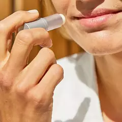 ISDIN reparador labial stick con acido hialuronico de 4gr - GrupoSarti